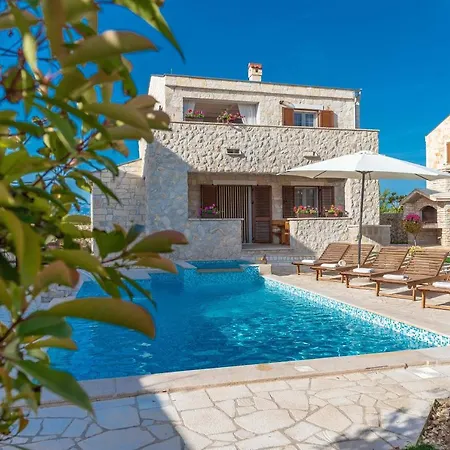 فيلة Kirsten With Heated Pool, Jacuzzi And Sauna - By Ta Leut Agency