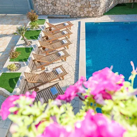 Kirsten With Heated Pool, Jacuzzi And Sauna - By Ta Leut Agency