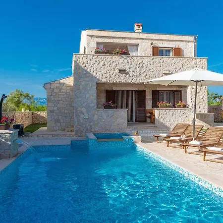 Kirsten With Heated Pool, Jacuzzi And Sauna - By Ta Leut Agency