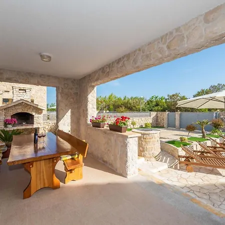 Kirsten With Heated Pool, Jacuzzi And Sauna - By Ta Leut Agency 别墅