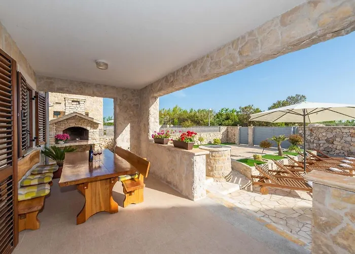 Kirsten With Heated Pool, Jacuzzi And Sauna - By Ta Leut Agency 别墅