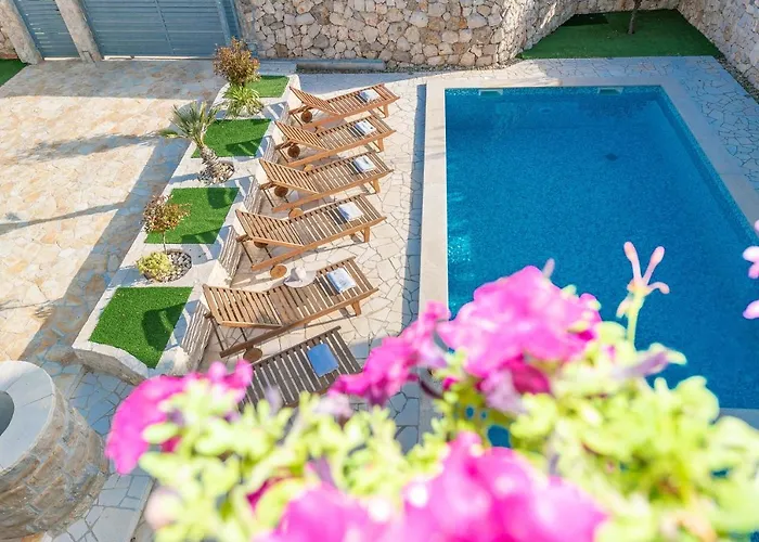 Kirsten With Heated Pool, Jacuzzi And Sauna - By Ta Leut Agency